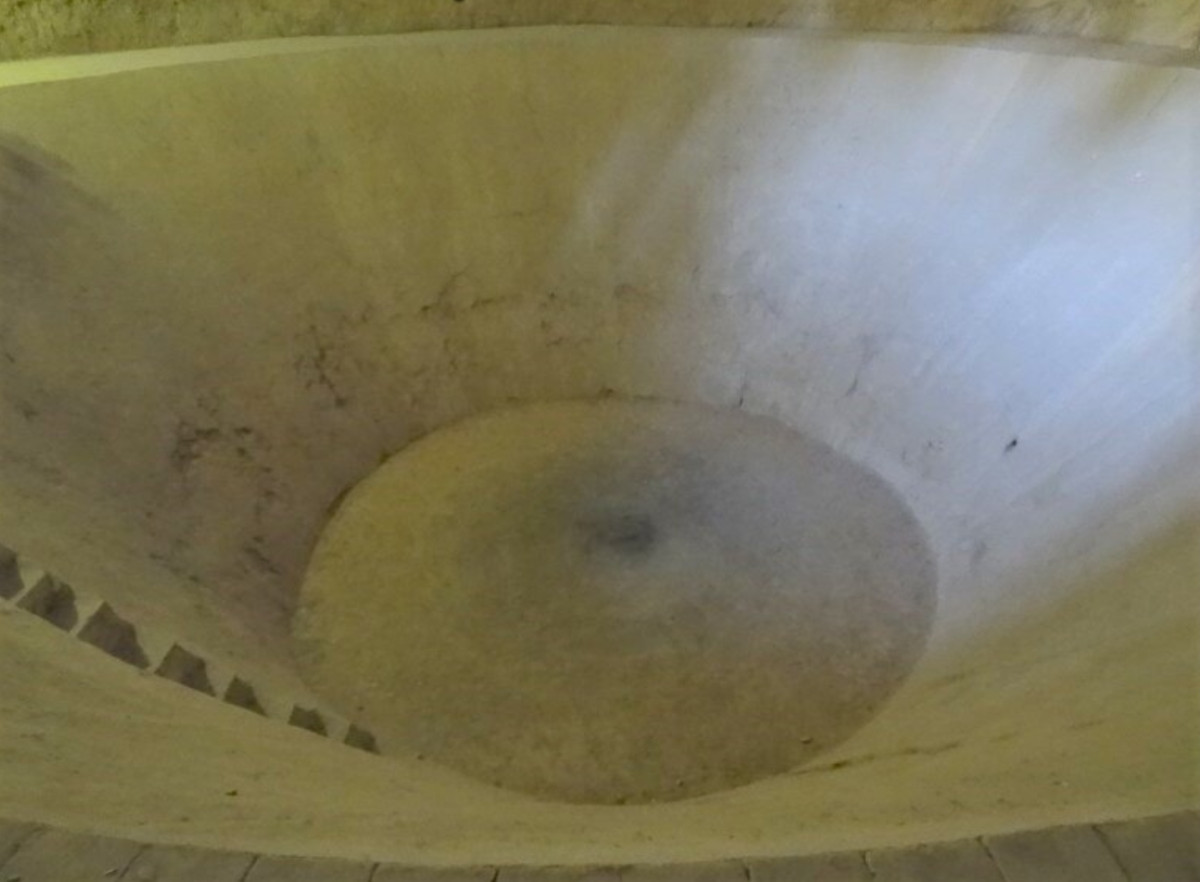 Detalhe do interior de um yakhch?l: rampa e poço de armazenamento de gelo subterrâneo